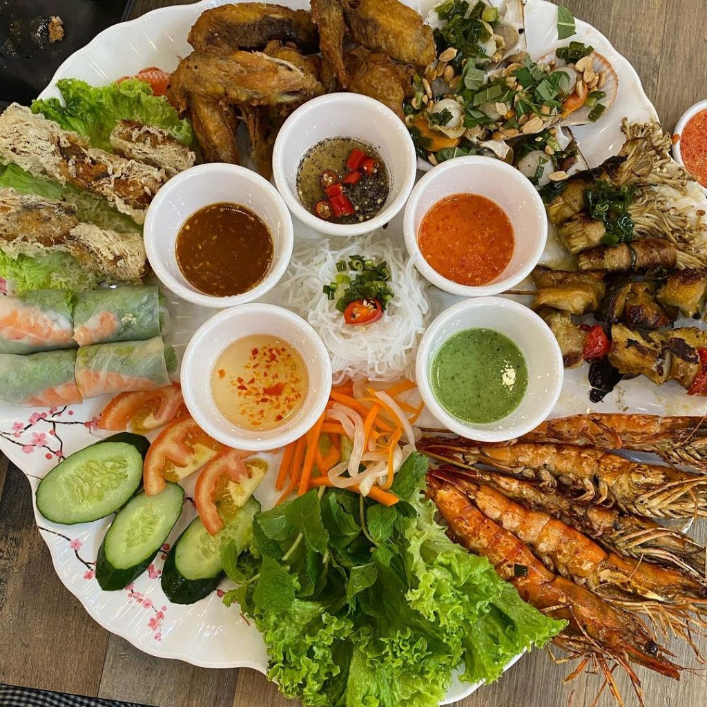 美食广场小天王02xxl越式小吃拼盘leisurefoodspace越南特色菜烤虾