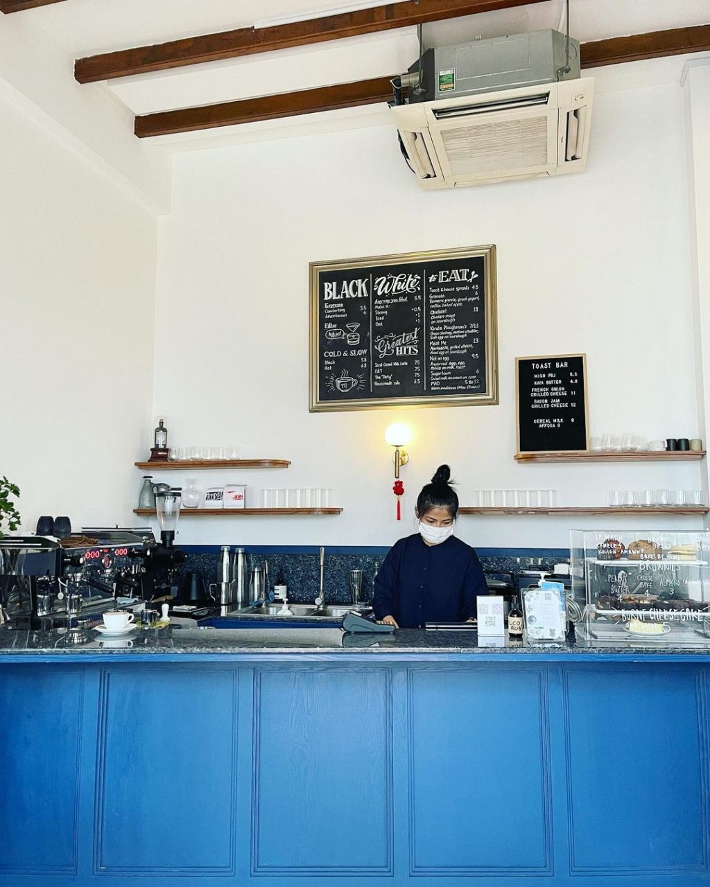 就在安祥山‼无招牌宝蓝色咖啡小店Maxi Coffee Bar☕浓郁好味道，喝了以后念念不忘💘 🇸🇬新加坡省钱